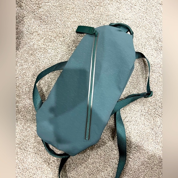 #314 Lululemon NWT Fast Track Bag 2.0 duffle bag 10L - Picture 4 of 9